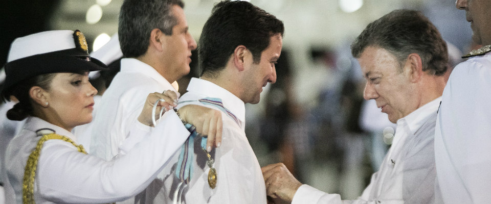 Ministro TIC David Luna Sánchez recibiendo medalla militar Fe en la Causa