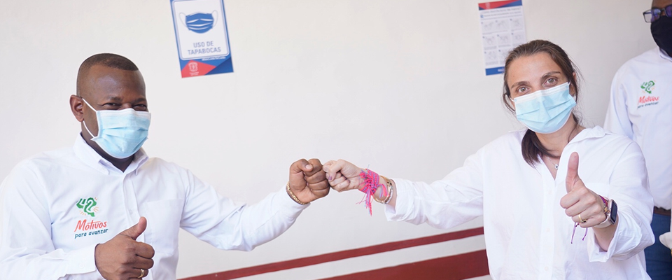 Ministra de las TIC, Karen Abudinen y el gobernador del Cauca, Elías Larrahondo Ministra de las TIC, Karen Abudinen y el gobernador del Cauca, Elías Larrahondo