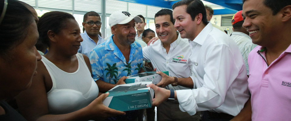David Luna entregando insumos tecnológicos a pobladores de Cartagena David Luna entregando insumos tecnológicos a pobladores de Cartagena