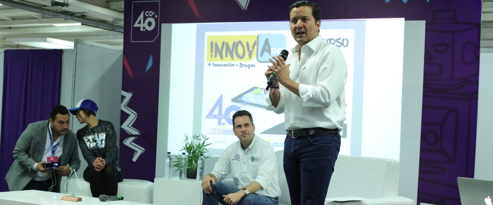 Ministro TIC David Luna en premiación de Innovapp
