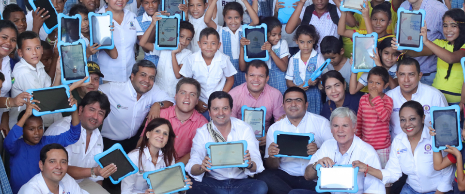 Ministro TIC David Luna, entregó en el municipio de Zona Bananera, Magdalena, 2.790 tabletas.