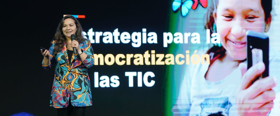 La ministra, Sandra Urrutia, presentó la estrategia de democratización de las TIC y sus pilares, entre los que destacó la conectividad como el primero de los ejes sobre el que se asentará la política TIC durante el actual cuatrienio. La ministra, Sandra Urrutia, presentó la estrategia de democratización de las TIC y sus pilares, entre los que destacó la conectividad como el primero de los ejes sobre el que se asentará la política TIC durante el actual cuatrienio.
