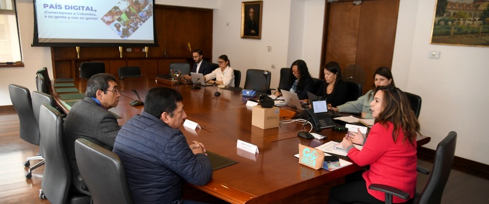 Foto de Ex Ministra TIC Sandra Urrutia junto a representantes de más de 600 pequeños prestadores de servicios de Internet de 25 departamentos
