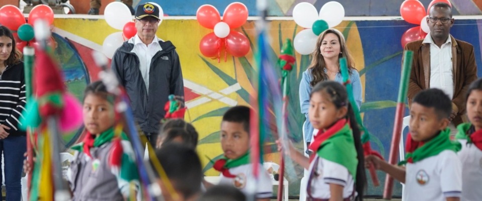 Foto de el Presidente Gustavo Petro junto a la Ex Ministra TIC Sandra Urrutia, niños y participantes en el resguardo Pueblo Nuevo en el Cauca