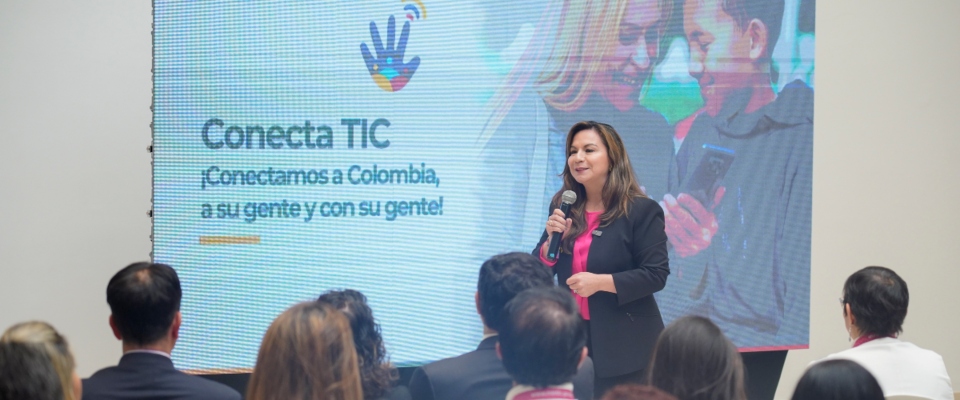 Foto de la ex ministra TIC Sandra Milena Urrutia presentando “Conecta TIC 360”