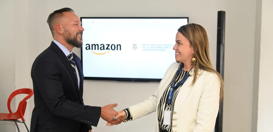 Foto de Nohora Mercado Caruso viceministra de Transformación Digital junto a representante de Amazon