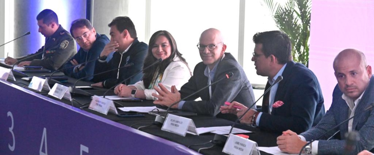 Foto de ex ministra Sandra Urrutia junto al Grupo de Respuesta a Emergencias Cibernéticas de Colombia