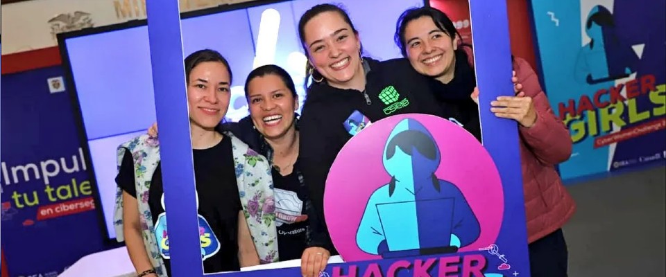 Foto de mujeres detrás de un marco en la ceremonia de Hacker Girls.