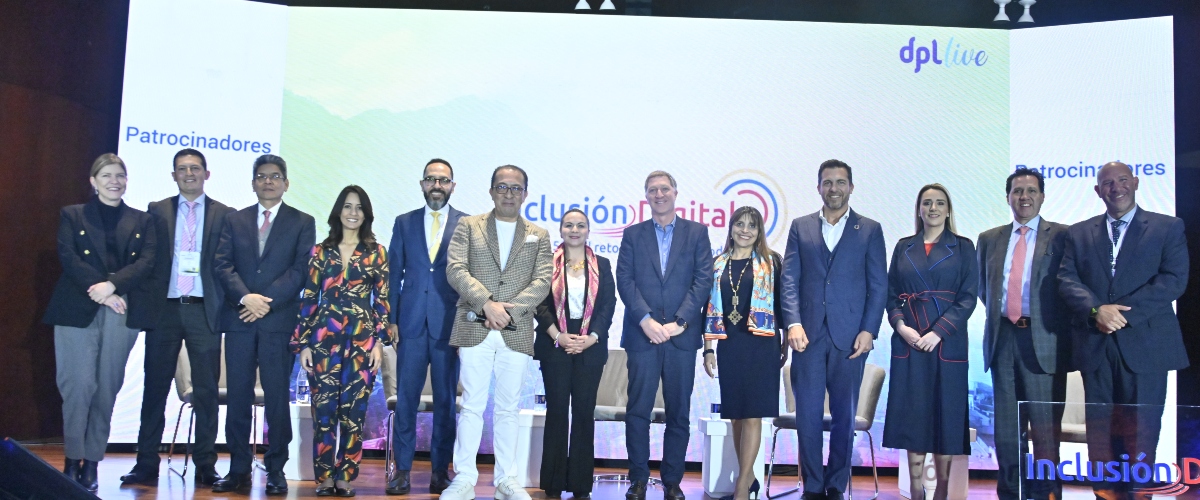 Foto de la ex ministra Sandra Urrutia junto a exponentes de industria TIC, empresarios, autoridades gubernamentales y ciudadanía en general