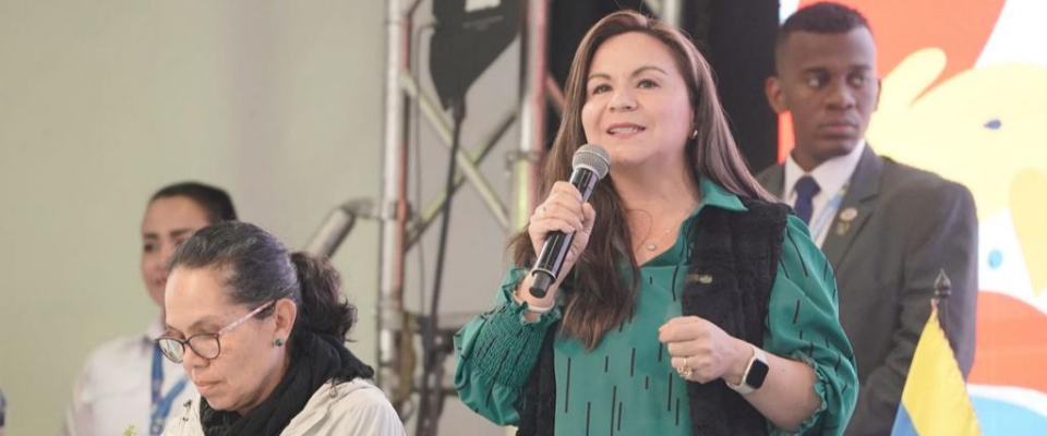 Foto de la ex ministra Sandra Urrutia en el marco de la Asamblea Nacional Popular Comuna