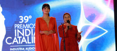 Foto de ex ministra Sandra Urrutia junto a presentadora en los premios India Catalina de la televisión pública