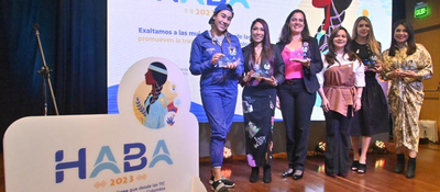 Foto de la Ex Ministra Sandra Urrutia junto a las ganadoras de los reconocimientos ‘HABA 2023’