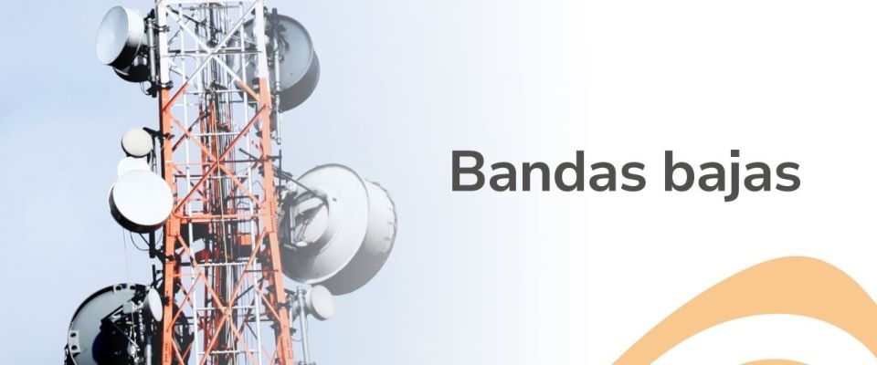 Foto de antena de telecomunicaciones con el texto "Bandas Bajas"