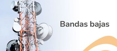 Foto de antena de telecomunicaciones con el texto "Bandas Bajas"