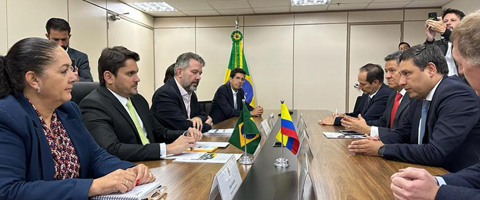 Foto de Ministro TIC Mauricio Lizcano en compañía de su homólogo brasilero Juscelino Filho, en reunion para firmar un acuerdo binacional para llevar conectividad desde Tabatinga a Leticia.