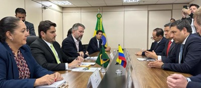 Foto de Ministro TIC Mauricio Lizcano en compañía de su homólogo brasilero Juscelino Filho, en reunion para firmar un acuerdo binacional para llevar conectividad desde Tabatinga a Leticia.