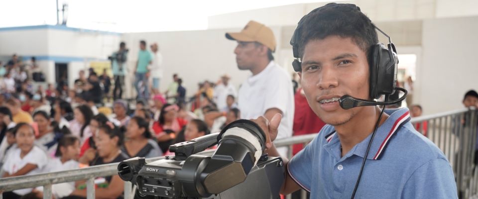 Foto de adolescente con un equipo y cámara cinematográfica