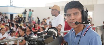 Foto de adolescente con un equipo y cámara cinematográfica