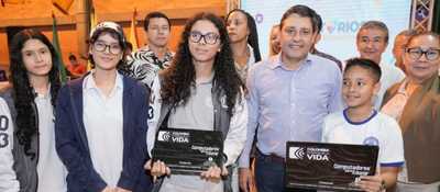 Foto del Ministro TIC Mauricio Lizcano junto a estudiantes en una nueva jornada de #MinTICenRegión