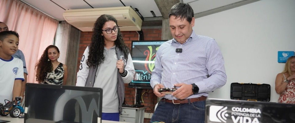 Foto del Ministro TIC Mauricio Lizcano junto a Juan José González estudiante que crea y desarrolla juegos