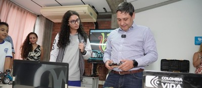 Foto del Ministro TIC Mauricio Lizcano junto a Juan José González estudiante que crea y desarrolla juegos