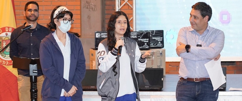 Foto de Luisa Ordoñez y Valeria Mahecha junto al Ministro TIC Mauricio Lizcano por un proyecto para generar energía caminando