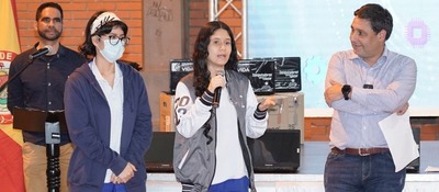 Foto de Luisa Ordoñez y Valeria Mahecha junto al Ministro TIC Mauricio Lizcano por un proyecto para generar energía caminando