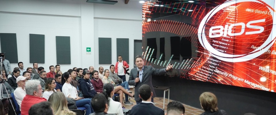 Foto de Ministro TIC Mauricio Lizcano en conferencia el segundo día de #MinTICenRegión en el Eje Cafetero