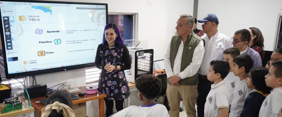 Foto de la Viceministra de Transformación Digital Sindey Bernal junto a participantes, dictando el taller 'Tecnologías para la vida'