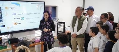 Foto de la Viceministra de Transformación Digital Sindey Bernal junto a participantes, dictando el taller 'Tecnologías para la vida'