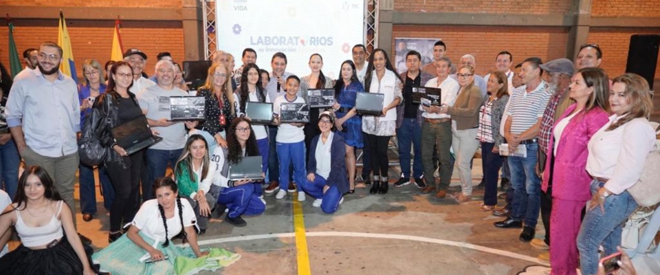 Foto de Ministro TIC Mauricio Lizcano junto a la viceministra de Transformación Digital Sindey Bernal y beneficiados con los computadores que entregó el MinTIC