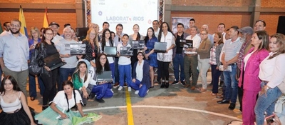 Foto de Ministro TIC Mauricio Lizcano junto a la viceministra de Transformación Digital Sindey Bernal y beneficiados con los computadores que entregó el MinTIC