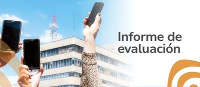 Foto de manos levantadas sosteniendo un celular con el texto "Informe de Evaluación"