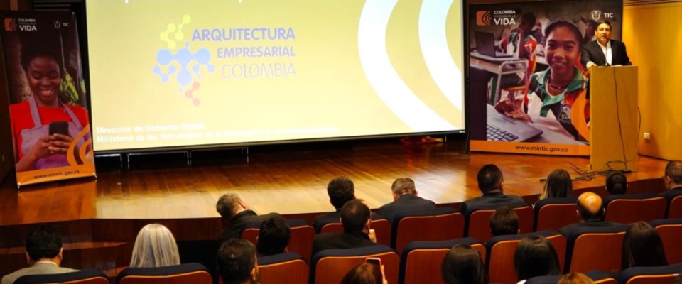 Foto del equipo MinTIC en conferencia por el lanzamiento de la versión 3.0 de su programa Marco de Referencia de Arquitectura Empresarial del Estado colombiano