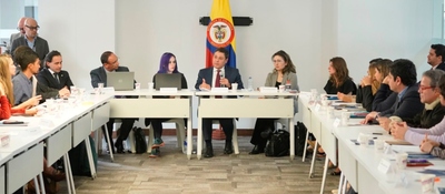 Foto de Ministro TIC Mauricio Lizcano junto a participantes en la Mesa Internacional de Inteligencia Artificial para Colombia