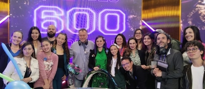 Foto de equipo MinTIC en celebración por los 600 capítulos del programa institucional ‘Profe en Tu Casa’