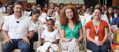 Foto de Ministro TIC Mauricio Lizcano junto a la ministra de Ciencia, Tecnología e Innovación Yesenia Olaya, una niña y participantes