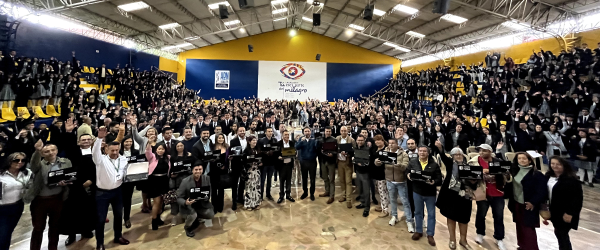 Foto de Ministro TIC Mauricio Lizcano junto a participantes en el Instituto San Juan Bautista de La Salle de Zipaquirá por el primer centro de Inteligencia Artificial de Colombia