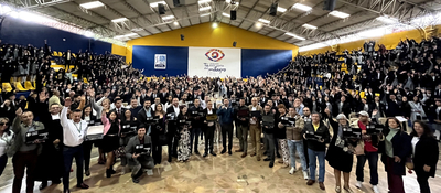 Foto de Ministro TIC Mauricio Lizcano junto a participantes en el Instituto San Juan Bautista de La Salle de Zipaquirá por el primer centro de Inteligencia Artificial de Colombia