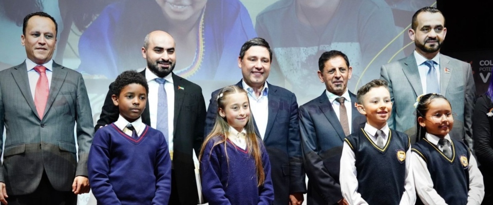 Foto de Ministro TIC Mauricio Lizcano y representantes de la Embajada de Emiratos Árabes Unidos en la presentación de la iniciativa ‘Escuela Digital’ o ‘The Digital School’es una iniciativa