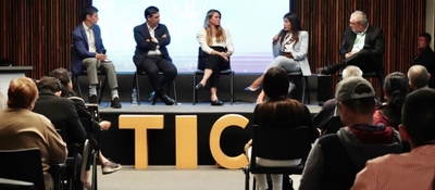 Foto de Ministro TIC Mauricio Lizcano junto a representantes del panel 'La Inteligencia Artificial que potencia la evolución del campo' en la versión 2023 de Agroexpo