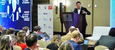 Foto de Ministro TIC Mauricio Lizcano durante conferencia en el evento 'Cyber Summit'