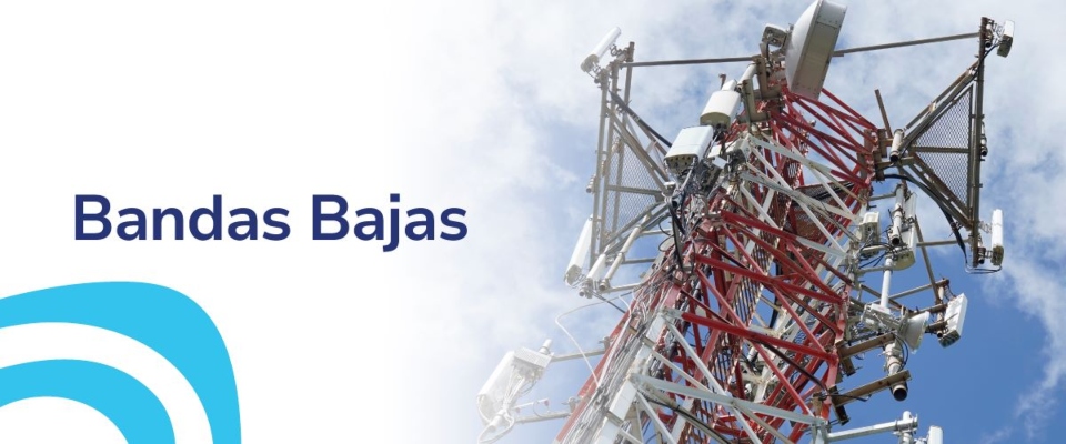 Foto de antena de comunicaciones con el texto "Bandas bajas"