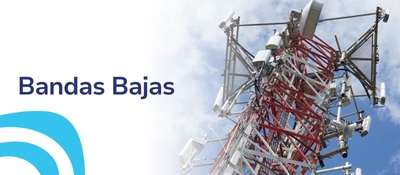 Foto de antena de comunicaciones con el texto "Bandas bajas"