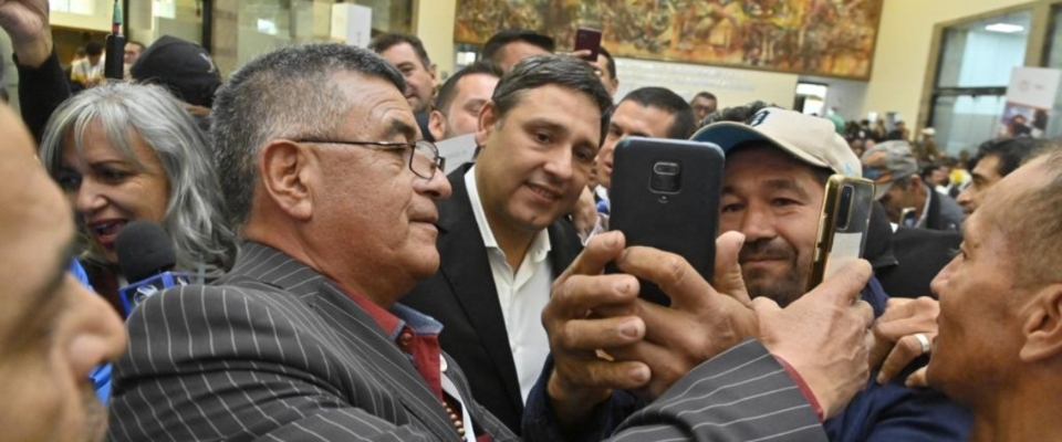 Foto de Ministro TIC Mauricio Lizcano con integrantes en el primer encuentro "Con las Comunidades de Conectividad arranca uno de los ejes de la Colombia Potencia Mundial de la Vida"