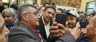 Foto de Ministro TIC Mauricio Lizcano con integrantes en el primer encuentro "Con las Comunidades de Conectividad arranca uno de los ejes de la Colombia Potencia Mundial de la Vida"