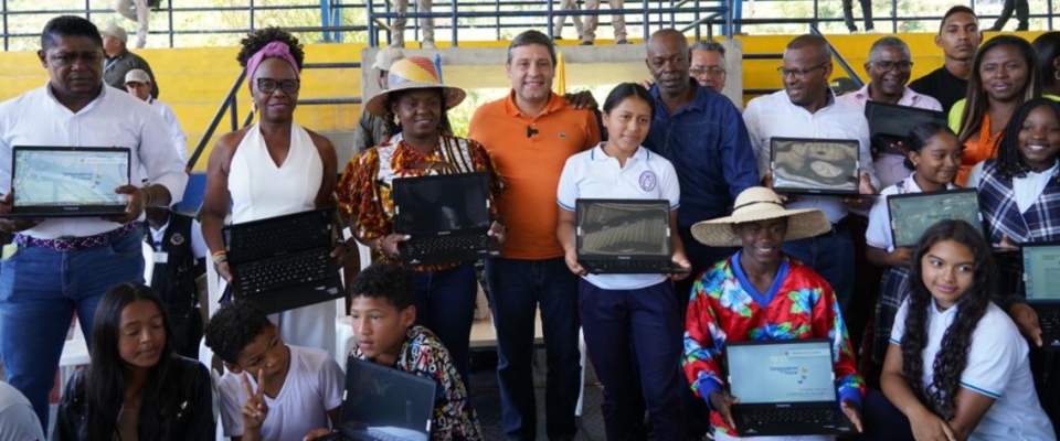 Foto de Ministro TIC Mauricio Lizcano junto a beneficiario de Suárez, Cauca