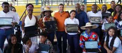 Foto de Ministro TIC Mauricio Lizcano junto a beneficiario de Suárez, Cauca