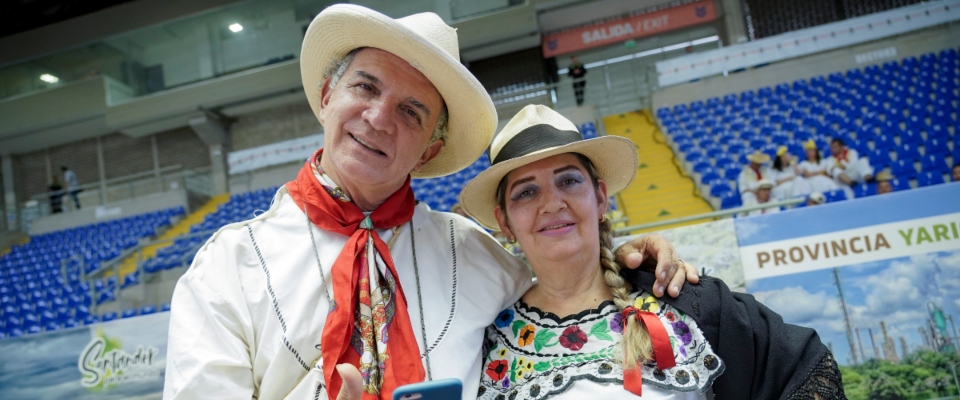 Foto de 2 ciudadanos con trajes típicos de Colombia
