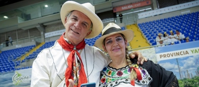 Foto de 2 ciudadanos con trajes típicos de Colombia